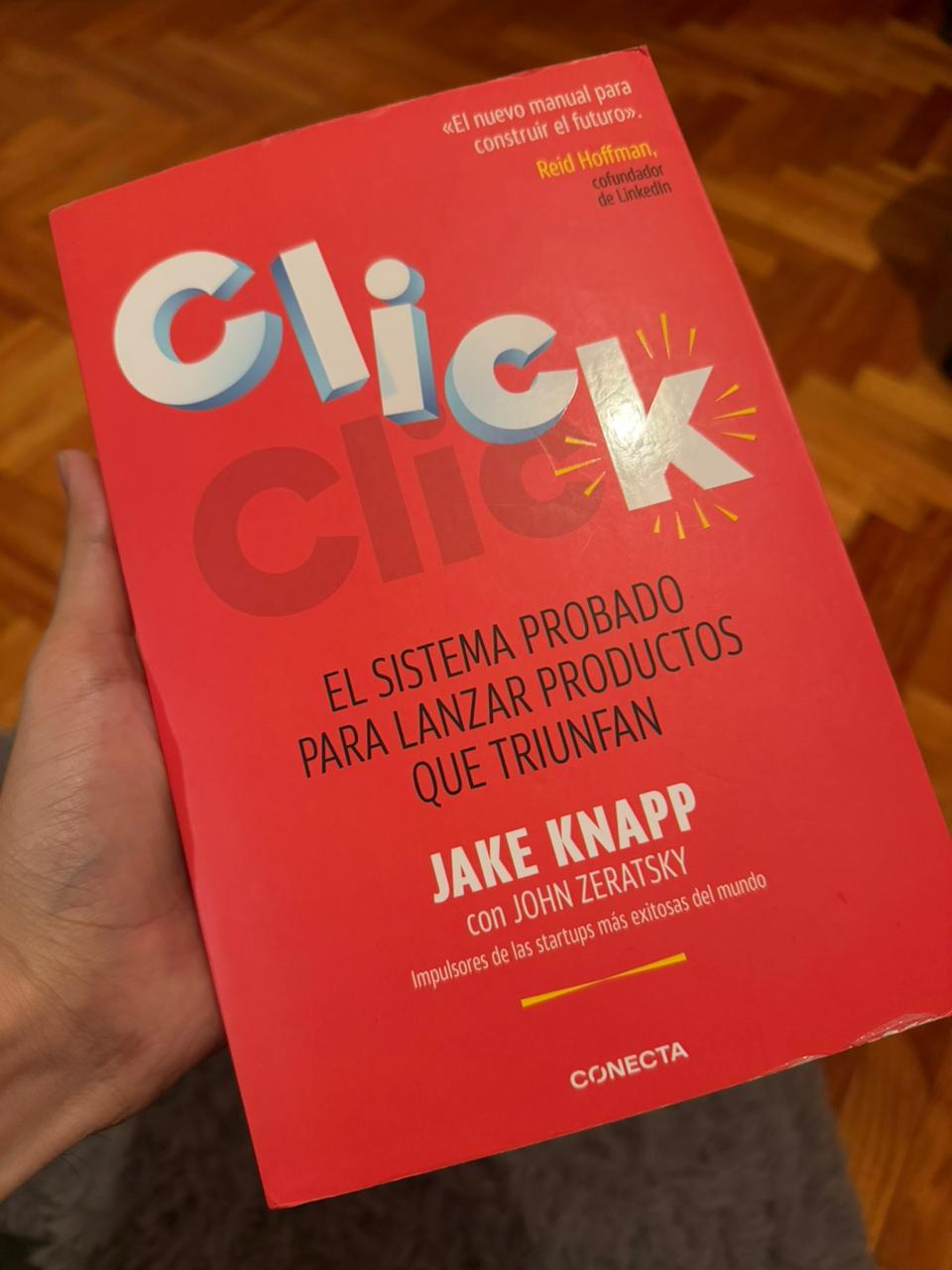 Libro Click sobre una mesa de trabajo
