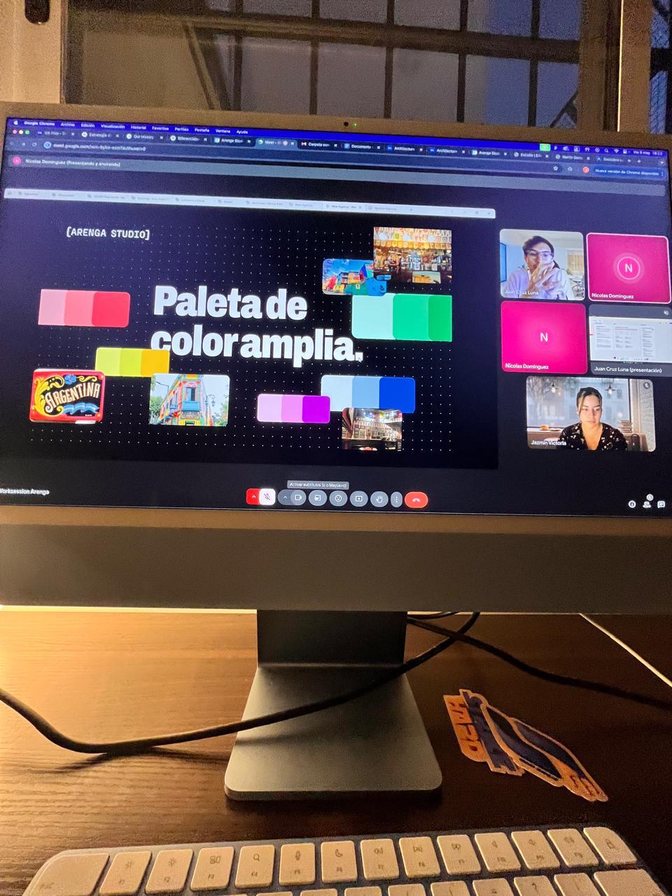 Equipo de Arenga Studio construyendo un proyecto propio